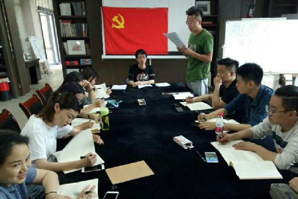 党支部组织委员山育崇宣读文件